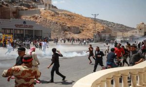 الآلاف من نازحي إدلب يحاولون دخول تركيا ويطالبونها بالتدخّل لوقف هجمات النظام