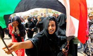 السودانيون يحتفلون في الشوارع بالتوقيع على وثيقة تنظم الانتقال إلى حكم مدني
