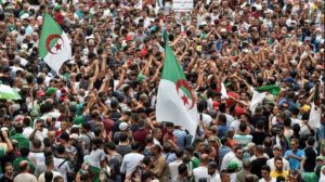 الجزائريون يتحدون الشرطة