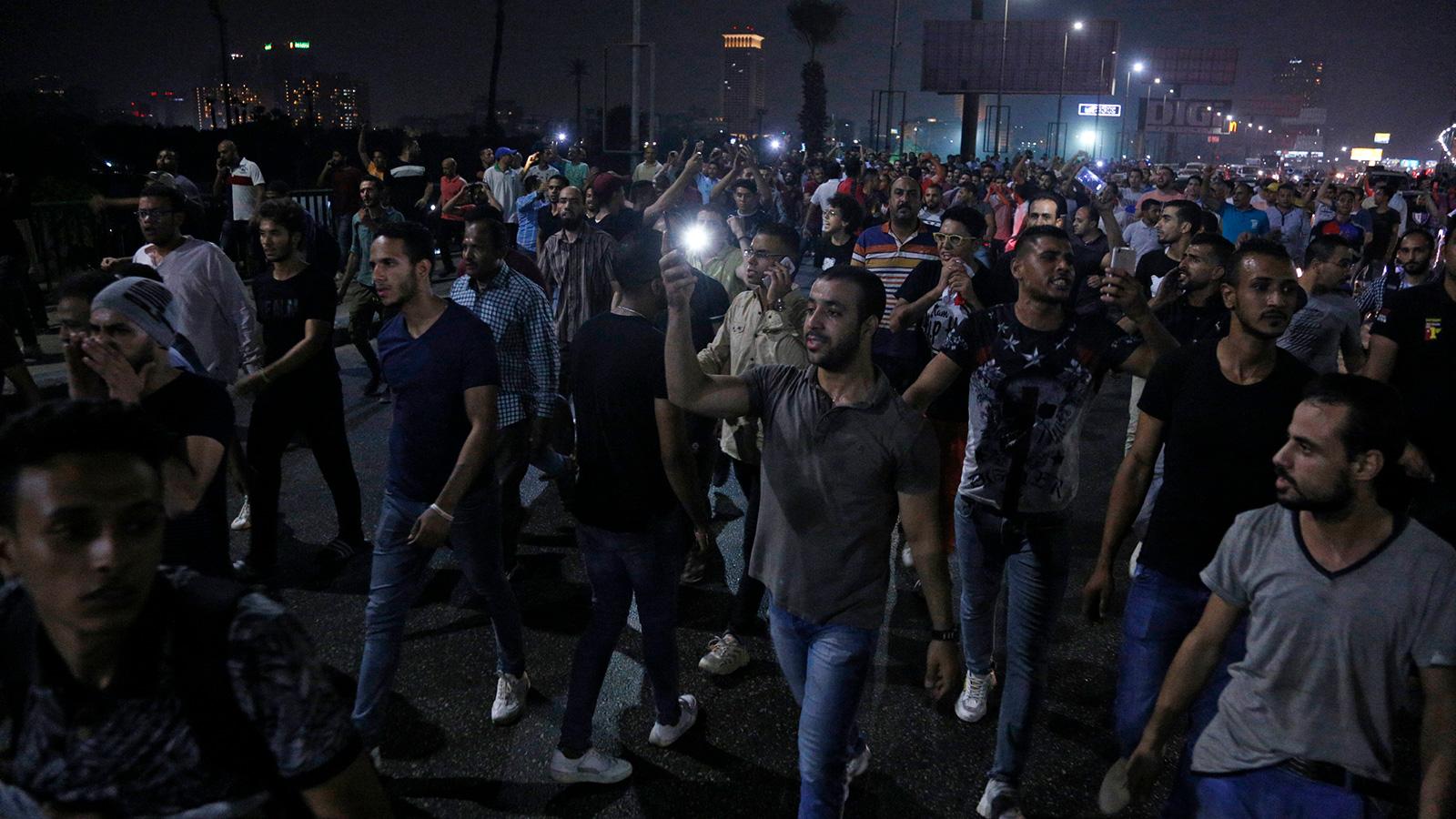 على وقع دعوة لمليونية في الداخل
