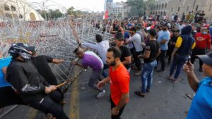 5 قتلى ونحو 1000 جريح وإشعال النيران بمقرات حكومية