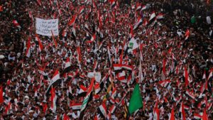 آلاف العراقيين يهتفون في كربلاء