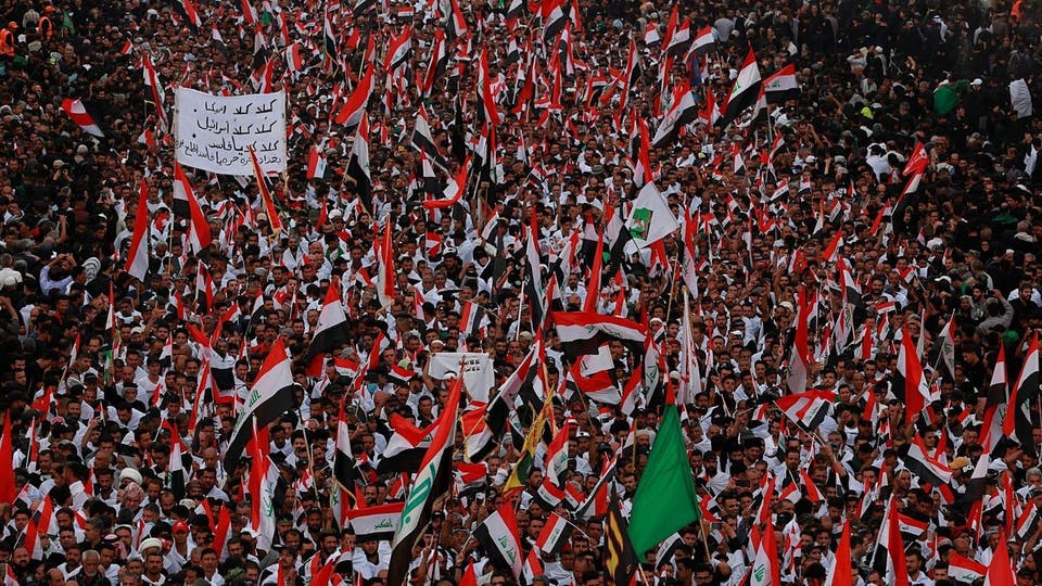 آلاف العراقيين يهتفون في كربلاء