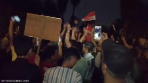 العراقيون يتوافدون على ساحة التحرير ويهتفون ضد تدخل إيران