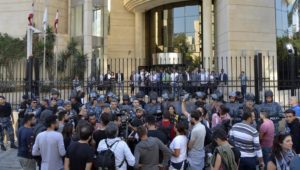 إضراب عام واعتصام أمام مقر وزارة العدل للمطالبة بمحاسبة المفسدين