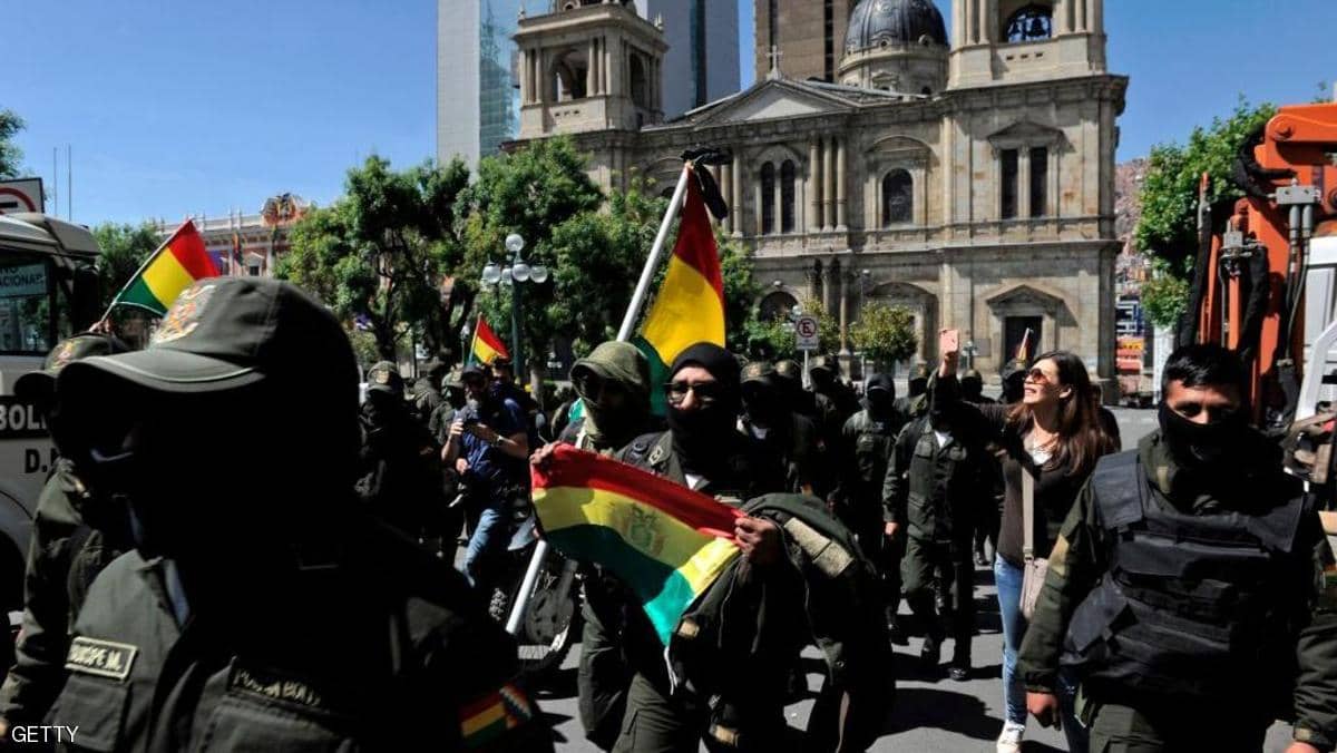 الشرطة تترك القصر الرئاسي وتنضم إلى المحتجين