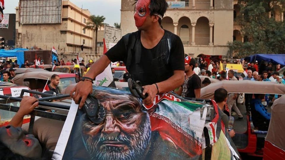 العراقيون يثورون بالأحذية ضد إيران