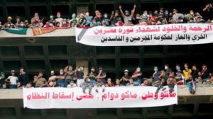 عراقيون يسخرون من اتهام خطيب طهران لهم بأنهم