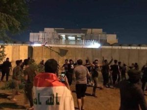 عراقيون يقذفون قنصلية إيران في كربلاء بالحجارة