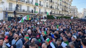 قلب العاصمة يفيض بالمعتصمين رفضاَ للانتخابات