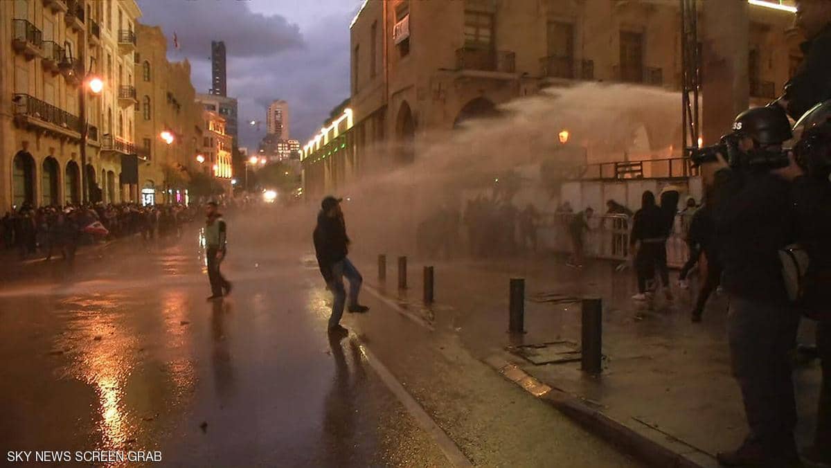 مواجهات بين متظاهرين والأمن في بيروت على وقع الحكومة الجديدة