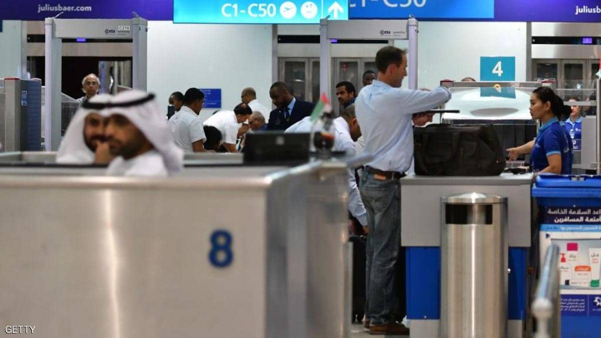 الإمارات تمنع سفر مواطنيها وتعلق تأشيرات الوصول