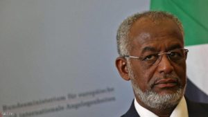 السودان يأمر بالقبض على وزير الخارجية السابق علي كرتي