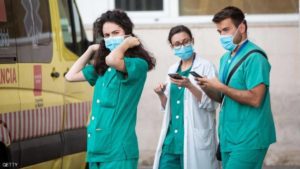 إسبانيا تمدد إجراءات العزل.. وتسمح للأطفال بمغادرة المنازل