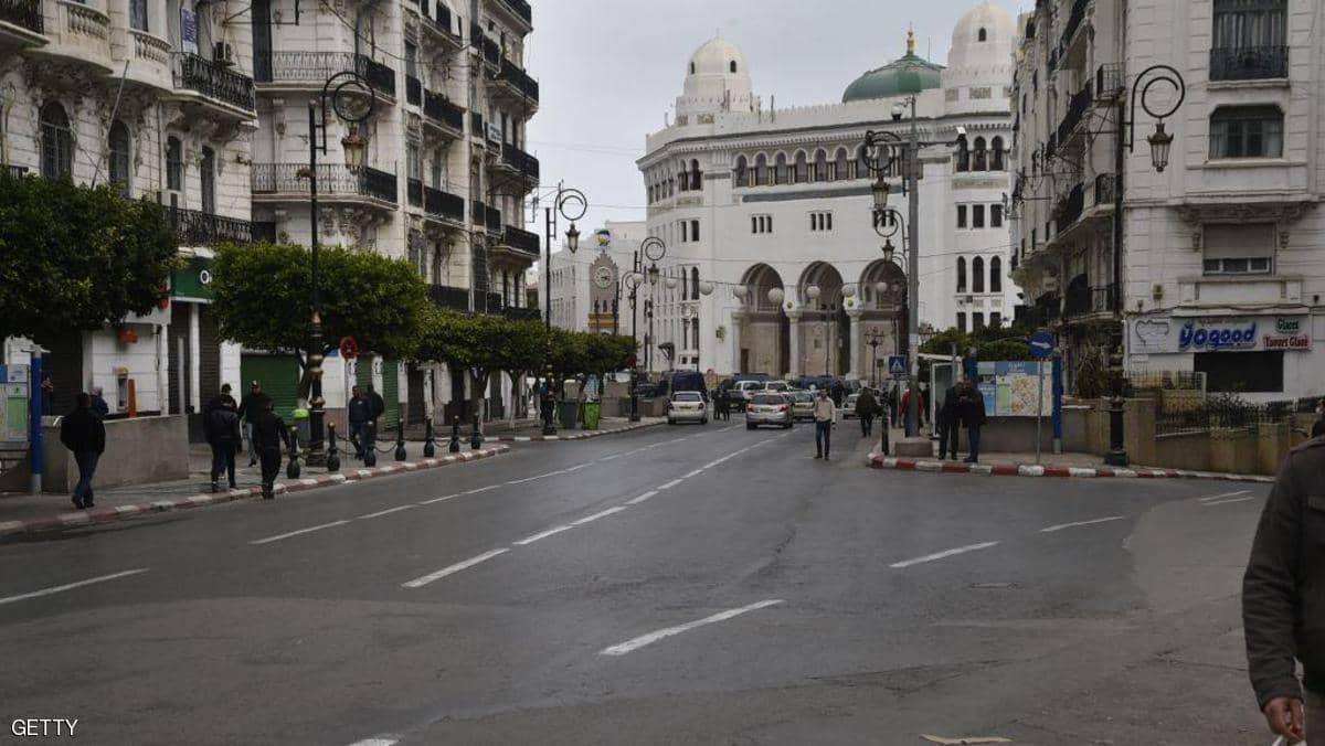 الجزائر تمدد إجراءات العزل العام لكبح انتشار وباء كورونا