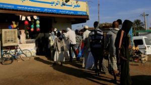 السودانيون بين مطرقة «كورونا» وسندان الأزمة الاقتصادية
