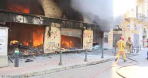 عودة التوتر.. فيديو لحرق مصارف في طرابلس شمالي لبنان
