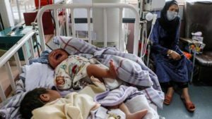 أفغانية ترضع 20 طفلا بعد مقتل أمهاتهم في تفجير مستشفى
