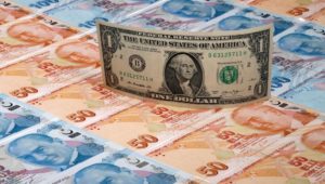 تحت تأثير كورونا.. لماذا كسر الدولار حاجز 7 ليرات تركية؟
