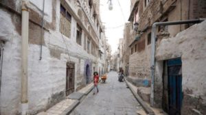 رعب في صنعاء بعد إغلاق حارات «موبوءة»... وعشرات يرحلون بصمت