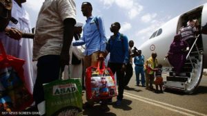 السودان يبدأ استقبال 10 آلاف عالق وسط إجراءات صحية مشددة