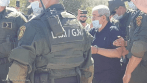 القضاء الجزائري يسمح لأويحيى بحضور جنازة أخيه مكبلا بالأصفاد