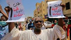ملايين السودانيين في 30 مدينة.. وتضامن حكومي مع مطالب الشارع