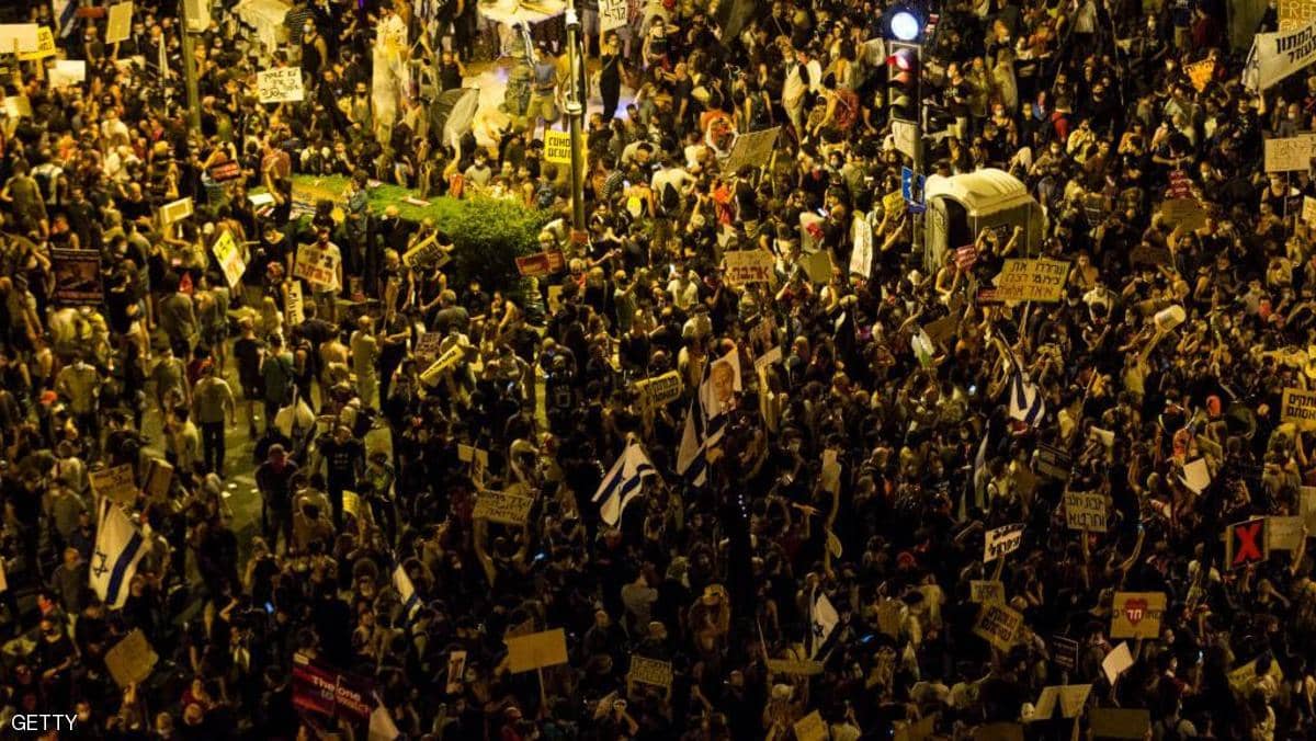 الآلاف يتظاهرون ضد نتانياهو أمام مقر إقامته