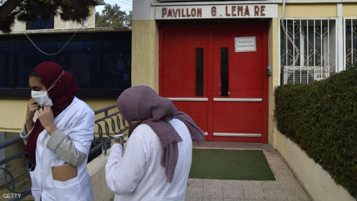 جزائريون يلجؤون إلى الصيدليات لتفادي
