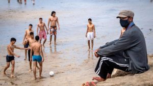 كورونا يحول متعة الصيف على الشواطئ المغربية إلى كابوس