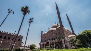 مصر تعيد صلاة الجمعة جزئيا وتفرض فحص كورونا على القادمين