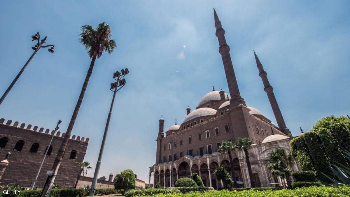 مصر تعيد صلاة الجمعة جزئيا وتفرض فحص كورونا على القادمين