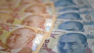 الليرة التركية تتراجع إلى مستوى قياسي جديد