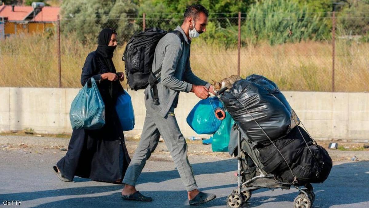 بعد الحريق.. اليونان تنقل اللاجئين إلى مخيم مؤقت