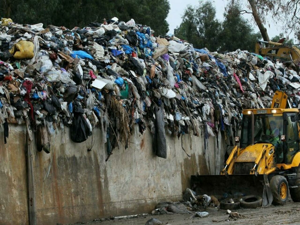 جدل في المغرب بسبب إعلان وزارة البيئة قرار استيراد النفايات من الخارج