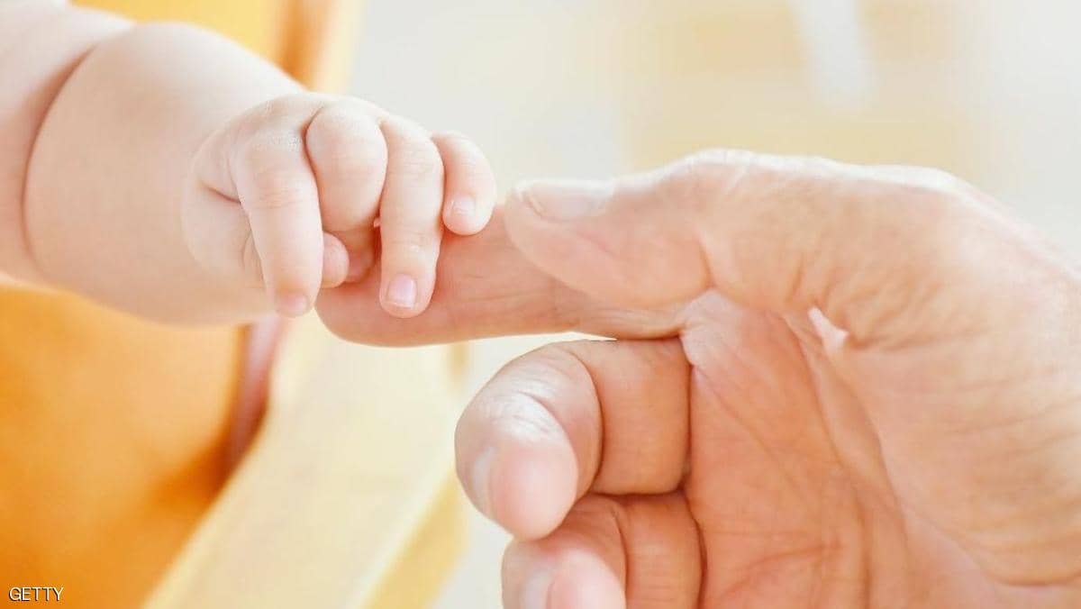 لمسة الوالدين.. ماذا تفعل بمخ رضيعهما