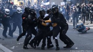 جدل محتدم بعد حوادث اعتداء قام بها رجال شرطة