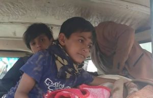 صور مؤلمة من اليمن.. أطفال يربتون على جثة أمهم