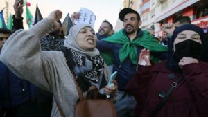 الاحتجاجات تعود إلى الجزائر وتُقلِق الرئيس