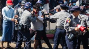 قادة انقلاب ميانمار يطالبون الموظفين بالعودة للعمل ويحذرون المخالفين