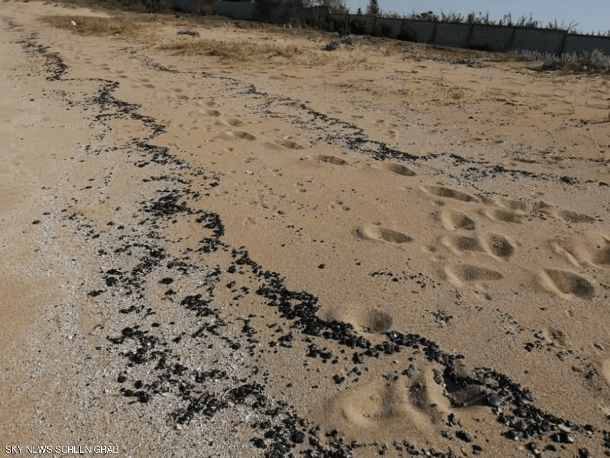 مادة سوداء ملوثة تغطي شواطئ لبنانية.. وجهود لحل الأزمة
