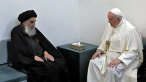 البابا والسيستاني يدعوان من النجف إلى السلام