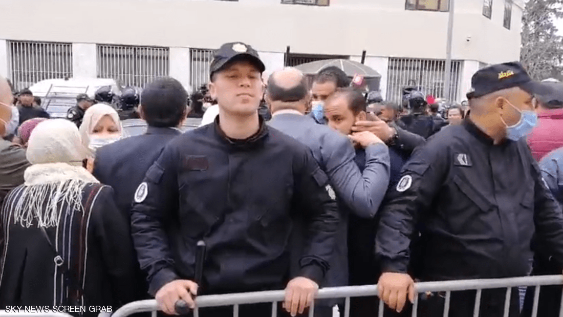 تونس.. فض اعتصام الدستوري الحر يؤجج مخاوف التساهل مع الإرهاب