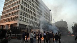 لبنان تواصل الاحتجاجات في ظل الانهيار المستمر لليرة