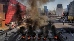 لبنان قطع طرقات محدود احتجاجاً على الأزمتين الاقتصادية والسياسية