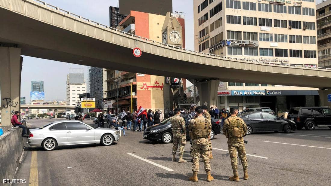 لبنان.. الجيش يزيل حواجز الطرق ويفتح الطرق المغلقة