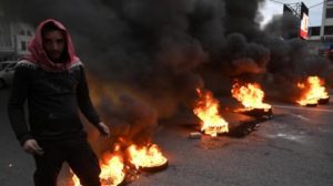 لليوم الثالث… محتجون يغلقون طرقاً رئيسية في لبنان بسبب الأزمة الاقتصادية