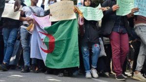 مسيرة للطلاب في العاصمة الجزائرية رفضاً للانتخابات