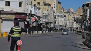 الأردن يلغي حظر التجول أيام الجمعة بعد انخفاض الإصابات بـ«كوفيد - 19»