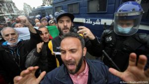 الجزائر 23 معتقلاً من الحراك يضربون عن الطعام